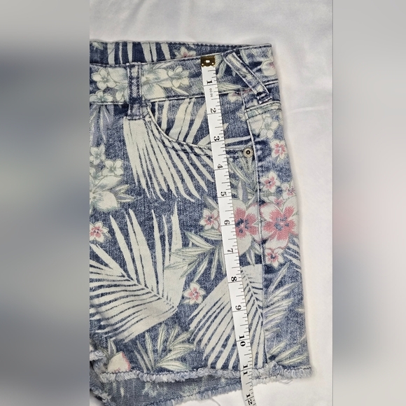 Cherokee Floral Denim Frayed-Hem Shorts (XL) – Tropical Palm & Blossom Print - Picture 2 of 5